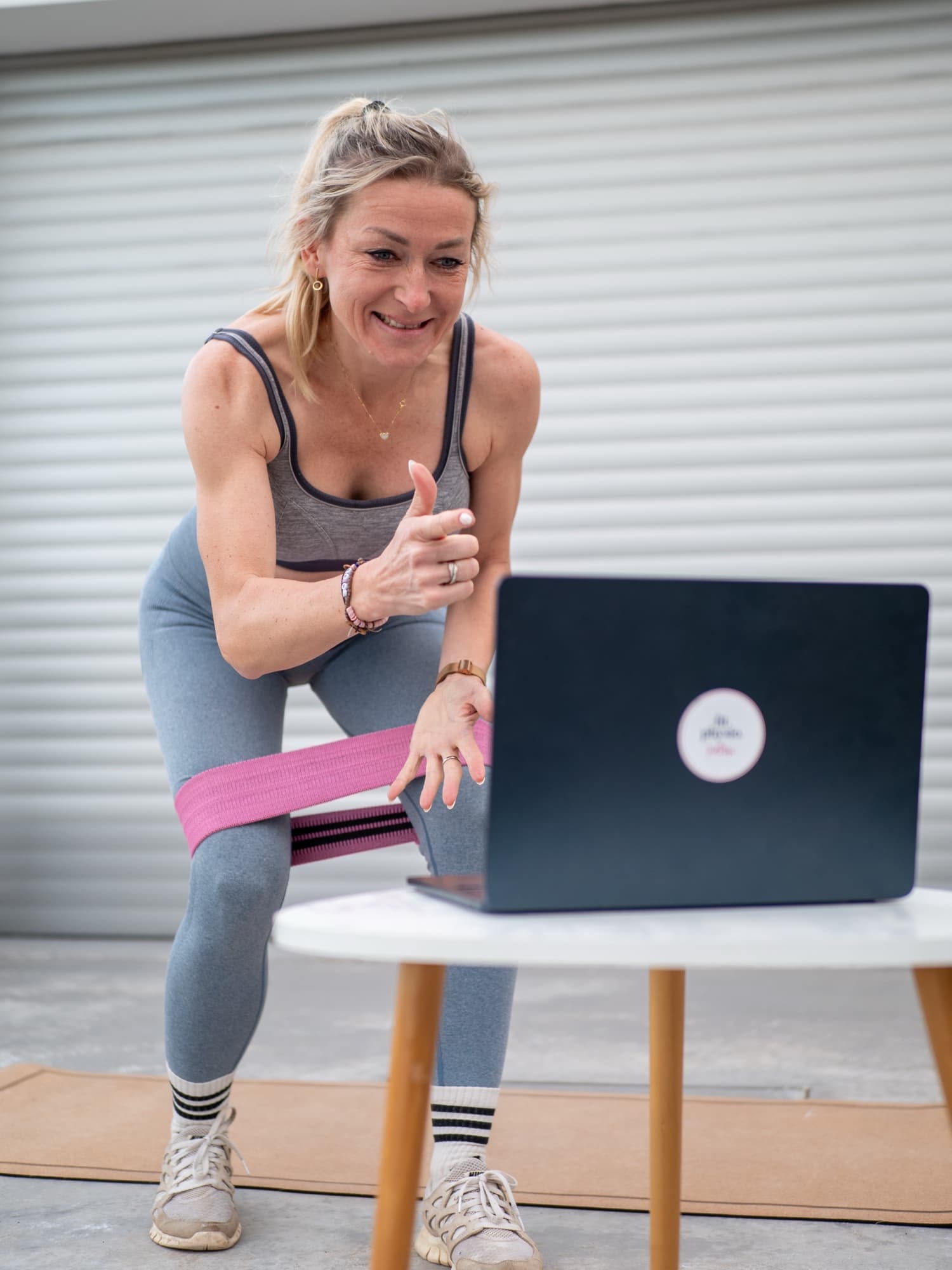 Katrin beim morgendlichen Online-Training mit Theraband